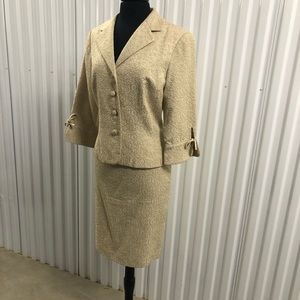 Maggy L  Suit.     Preloved